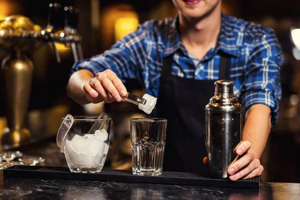 İş, gözlük ayrıntılı, barmen dökme sert havasına barmen barmen tekila bardağına, kokteyller, hizmeti ve içecekler hakkında konsept hazırlama yağıyor — Stok fotoğraf