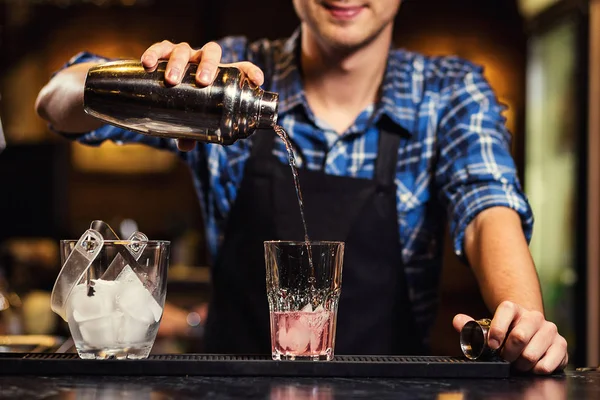 İş, gözlük ayrıntılı, barmen dökme sert havasına barmen barmen tekila bardağına, kokteyller, hizmeti ve içecekler hakkında konsept hazırlama yağıyor — Stok fotoğraf