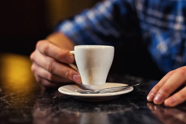 Schöner junger Mann, der Kaffee trinkt, während er an der Theke sitzt. Kaffee genießt, Café Kaffee Koffein lässiges Entspannungsstilkonzept. junger Modemann / Hipster trinkt Espresso-Kaffee im Stadtcafé — Stockfoto
