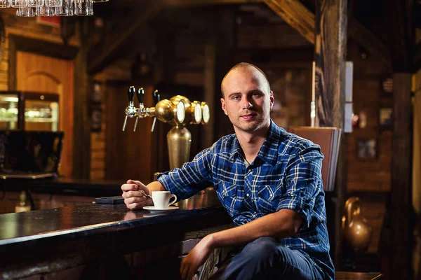 Beau jeune homme buvant du café tout en étant assis au bar counter.enjoying café, Café Café caféine Casual Relaxation Style Concept.Young homme de mode / hipster boire du café expresso dans le café de la ville — Photo