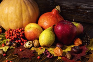 sonbahar natürmort, fall ile hasat kabaklar bırakır ve sonbahar meyve, hediyeler sonbahar, ahşap arka plan, ceviz, akçaağaç yaprakları - yukarıdan Sonbahar kompozisyon. 