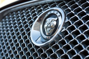 Vinnitsa, Ukrayna - Eylül 05, 2012.Jaguar Xf konsept otomobil. Araba, radyatör ızgarası, Araba, logo Jaguar iç logosuna dışında