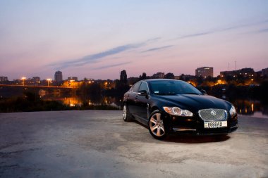 Vinnitsa, Ukrayna - Eylül 05, 2012.Jaguar Xf konsept otomobil. Araba, logo Jaguar, Jaguar bir güzel bir akşam manzara, foregroun karşı dışında