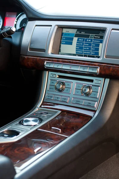 Winnicy, Ukraina - 05 września, 2012.Jaguar Xf samochód koncepcyjny. Wewnątrz samochodu, transmisji, wnętrze samochodu, logo Jaguar — Zdjęcie stockowe