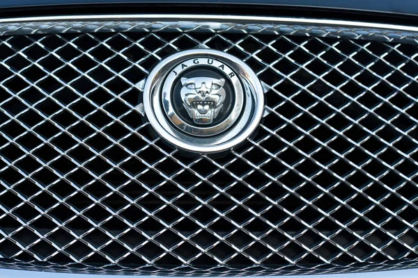 Vinnitsa, Ukrayna - Eylül 05, 2012.Jaguar Xf konsept otomobil. Araba, radyatör ızgarası, Araba, logo Jaguar iç logosuna dışında — Stok fotoğraf