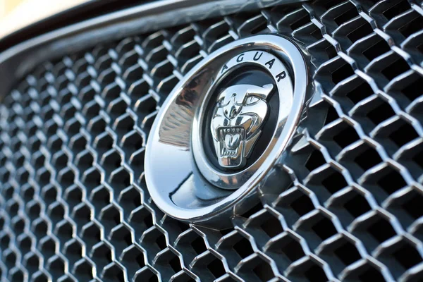 Vinnitsa, Ucraina - 05 settembre 2012.Jaguar XF concept car. Fuori dalla vettura, Logo sulla griglia del radiatore, interno della vettura, logo Jaguar — Foto Stock