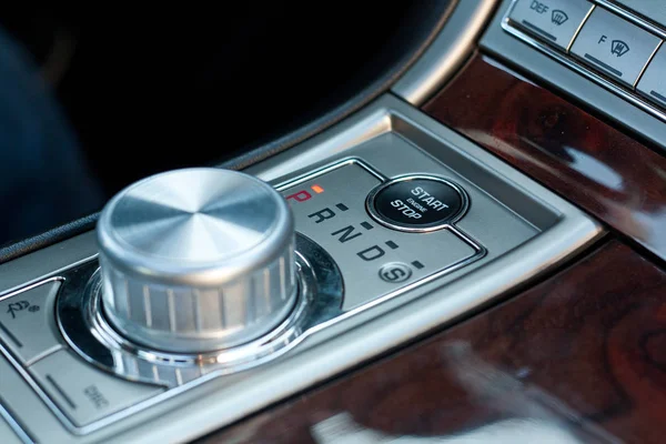 Vinnitsa, Ucraina - 05 settembre 2012.Jaguar XF concept car All'interno della vettura, cruscotto, interno della vettura, logo Jaguar — Foto Stock