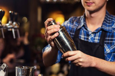 İş, gözlük ayrıntılı, barmen dökme sert havasına barmen barmen tekila bardağına, kokteyller, hizmet anlayışı hazırlanıyor yağıyor 