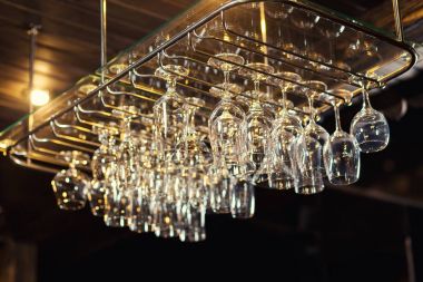 Bir çubuğun üzerinde asılı gözlük, bir çubuğun üzerinde farklı gözlük çubuğun üzerinde asılı asılı kokteyl gözlük raf. Yumuşak odak, temiz yıkanmış ve cilalı gözlük, bir pub. Bar.Restaurant.