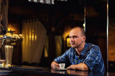 yakışıklı genç adam, counter.enjoying kahve bar Cafe kahve kafein geçici rahatlama tarzı Concept.Young moda adam şehir kafede espresso kahve içme otururken kahve içme 