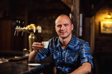 yakışıklı genç adam, counter.enjoying kahve bar Cafe kahve kafein geçici rahatlama tarzı Concept.Young moda adam şehir kafede espresso kahve içme otururken kahve içme 