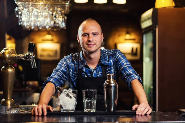 Barman en el trabajo, Barman vertiendo espíritu duro en los vasos en detalle, Bartender está vertiendo tequila en el vidrio, preparando cócteles, concepto de servicio — Foto de Stock