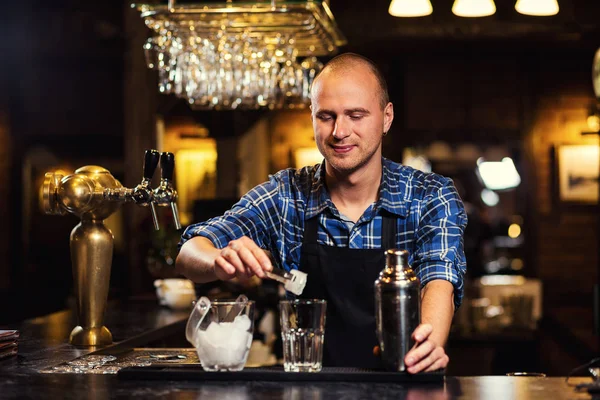 Barman w pracy, Barman odlewania ducha twardego do szklanek na szczegółowo, barman jest wlewając tequila do kieliszka, przygotowywania koktajli, koncepcja usługi — Zdjęcie stockowe