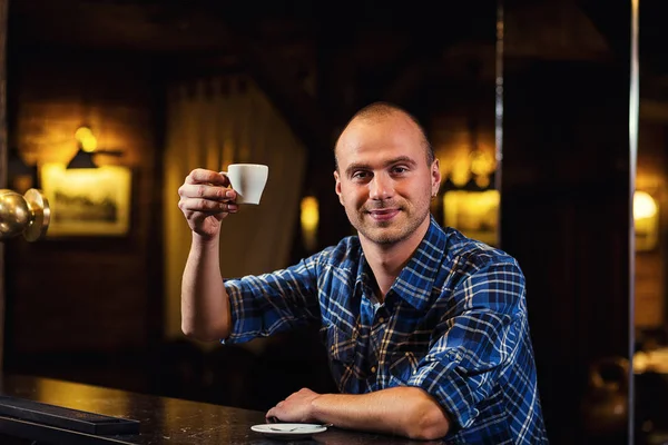 Beau jeune homme buvant du café tout en étant assis au bar counter.enjoying café, Café Café caféine Casual Relaxation Style Concept.Young homme de mode boire du café expresso dans le café de la ville — Photo