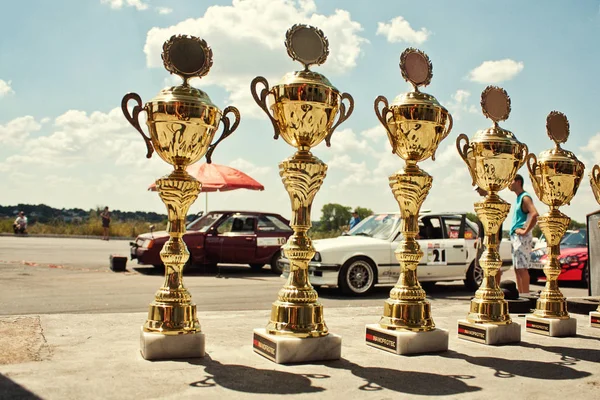 Vinnitsa, Ukrayna - 28 Temmuz 2012.Cups motor kazananlar için gösterir, otomobil yarışı içinde altın kupalar — Stok fotoğraf