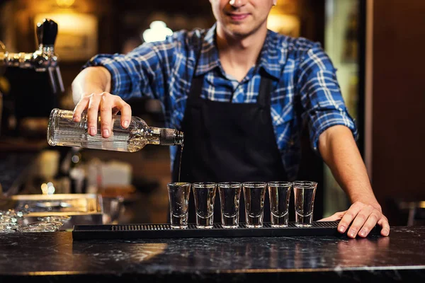Barman al lavoro, Barman che versa lo spirito duro nei bicchieri in dettaglio — Foto Stock