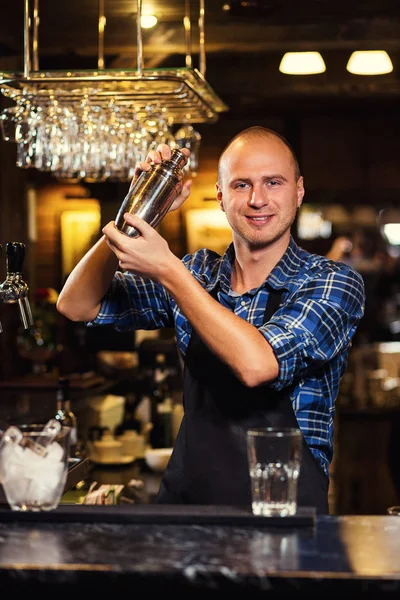 Barman en el trabajo, Barman vertiendo espíritu duro en los vasos en detalle — Foto de Stock