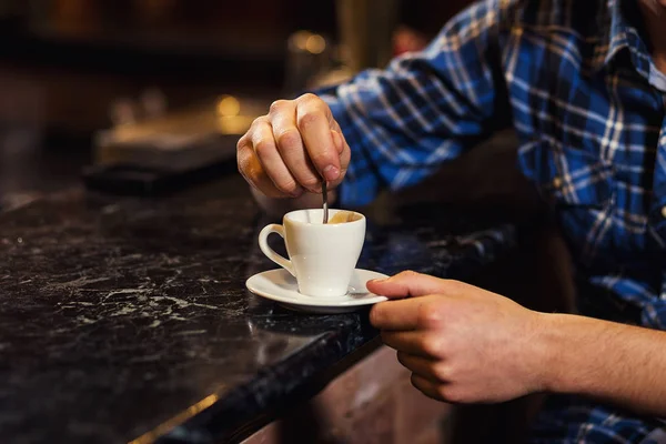 Schöner junger Mann, der Kaffee trinkt, während er an der Theke sitzt. Kaffee genießt, Café Kaffee Koffein lässiges Entspannungsstilkonzept. Junger Modemann trinkt Espresso-Kaffee im Stadtcafé — Stockfoto