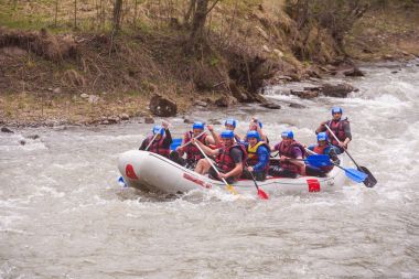 Karpatlar, Ukrayna - Mayıs 01,2015.Rafting dalgalar, sıçramasına aşırı ve eğlenceli Spor rafting ekibi. Birlikte grup insan tekne, aşırı spor rafting Rehberi whitewater rafting ve nehir üzerinde kürek