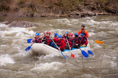 Karpatlar, Ukrayna - Mayıs 01,2015.Rafting dalgalar, sıçramasına aşırı ve eğlenceli Spor rafting ekibi. Birlikte grup insan tekne, aşırı spor rafting Rehberi whitewater rafting ve nehir üzerinde kürek
