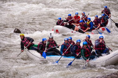 Karpatlar, Ukrayna - Mayıs 01,2015.Rafting dalgalar, sıçramasına aşırı ve eğlenceli Spor rafting ekibi. Birlikte grup insan tekne, aşırı spor rafting Rehberi whitewater rafting ve nehir üzerinde kürek