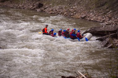 Karpatlar, Ukrayna - Mayıs 01,2015.Rafting dalgalar, sıçramasına aşırı ve eğlenceli Spor rafting ekibi. Birlikte grup insan tekne, aşırı spor rafting Rehberi whitewater rafting ve nehir üzerinde kürek