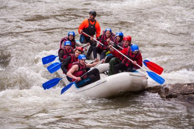 Karpatlar, Ukrayna - Mayıs 01,2015.Rafting dalgalar, sıçramasına aşırı ve eğlenceli Spor rafting ekibi. Birlikte grup insan tekne, aşırı spor rafting Rehberi whitewater rafting ve nehir üzerinde kürek