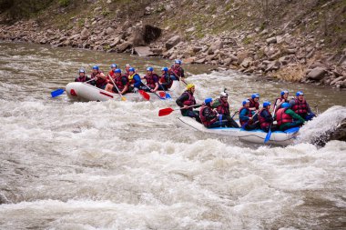 Karpatlar, Ukrayna - Mayıs 01,2015.Rafting dalgalar, sıçramasına aşırı ve eğlenceli Spor rafting ekibi. Birlikte grup insan tekne, aşırı spor rafting Rehberi whitewater rafting ve nehir üzerinde kürek