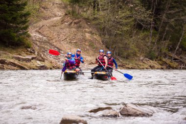 Karpatlar, Ukrayna - Mayıs 01,2015.Rafting dalgalar, sıçramasına aşırı ve eğlenceli Spor rafting ekibi. Birlikte grup insan tekne, aşırı spor rafting Rehberi whitewater rafting ve nehir üzerinde kürek