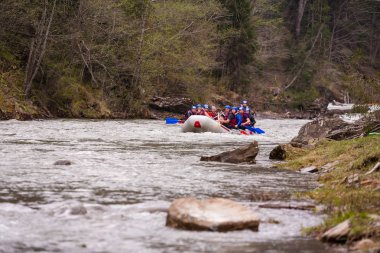 Karpatlar, Ukrayna - Mayıs 01,2015.Rafting dalgalar, sıçramasına aşırı ve eğlenceli Spor rafting ekibi. Birlikte grup insan tekne, aşırı spor rafting Rehberi whitewater rafting ve nehir üzerinde kürek