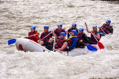 Karpatlar, Ukrayna - Mayıs 01,2015.Rafting dalgalar, sıçramasına aşırı ve eğlenceli Spor rafting ekibi. Birlikte grup insan tekne, aşırı spor rafting Rehberi whitewater rafting ve nehir üzerinde kürek