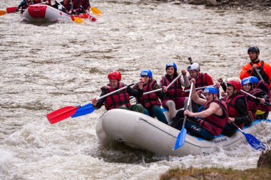 Karpatlar, Ukrayna - Mayıs 01,2015.Rafting dalgalar, sıçramasına aşırı ve eğlenceli Spor rafting ekibi. Birlikte grup insan tekne, aşırı spor rafting Rehberi whitewater rafting ve nehir üzerinde kürek