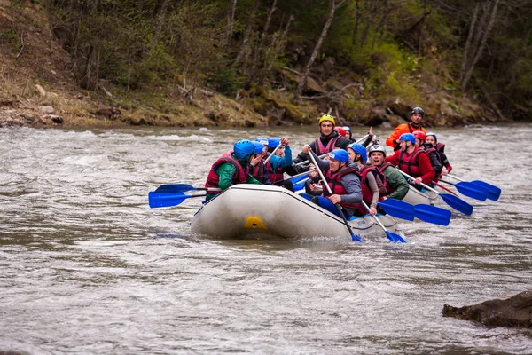 Karpatlar, Ukrayna - Mayıs 01,2015.Rafting dalgalar, sıçramasına aşırı ve eğlenceli Spor rafting ekibi. Birlikte grup insan tekne, aşırı spor rafting Rehberi whitewater rafting ve nehir üzerinde kürek