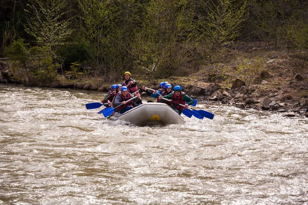 Karpaty, Ukraina - maja 01,2015.Rafting zespół plusk fal, spływy ekstremalne i zabawy sportowe. Grupa ludzi z Przewodnik whitewater rafting i Wioślarstwo na rzece, spływ na pontonach, sport ekstremalny — Zdjęcie stockowe