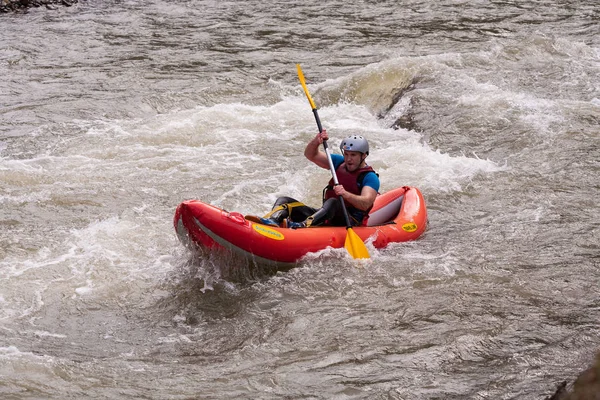 Karpaterna, Ukraina - maj 01,2015.Rafting team stänkande vågor, forsränning extrem och rolig sport. Grupp människor med guide vitvattens forsränning och rodd på floden, forsränning båt, extrem sport Royaltyfria Stockfoton