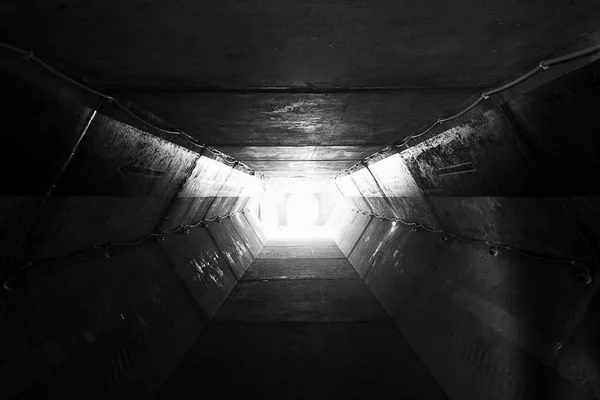 Tünel siyah ve beyaz, kare beton tünel, perspektif görünümü aracılığıyla bir karanlık tünel ile ışık End, sonunda ışık — Stok fotoğraf