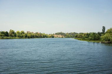 Güney Bug Nehri, güzel yaz yatay ve Vinnitsa, Ukrayna mavi gökyüzü. Nehir, güneşli görüntü sakin yaz günü. Arka plan ağaç ve sky.river ve orman nehirde