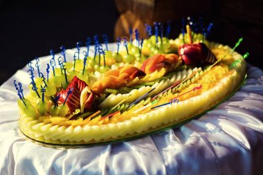 bir tabak, üzüm, Erik ve şeftali, elma meyve. Açık büfe, yemek tedarik