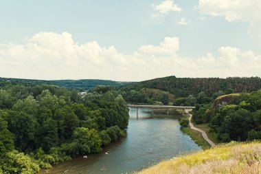 Güney Bug Nehri, güzel yaz yatay ve Vinnitsa, Ukrayna mavi gökyüzü. Nehir, güneşli görüntü sakin yaz günü. Arka plan ağaç ve sky.river ve orman, Panorama nehirde