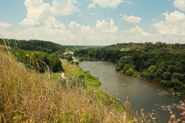 Güney Bug Nehri, güzel yaz yatay ve Vinnitsa, Ukrayna mavi gökyüzü. Nehir, güneşli görüntü sakin yaz günü. Arka plan ağaç ve sky.river ve orman, Panorama nehirde