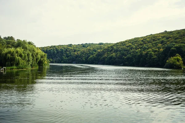 Hermoso paisaje de verano con río Southern Bug y cielo azul en Vinnitsa, Ucrania. Día de verano tranquilo en el río, imagen soleada.Río en el fondo de los árboles y sky.river y bosque — Foto de Stock