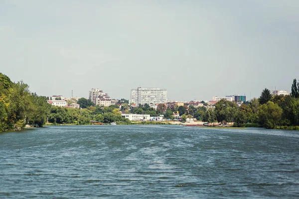 Hermoso paisaje de verano con río Southern Bug y cielo azul en Vinnitsa, Ucrania. Día de verano tranquilo en el río, imagen soleada.Río en el fondo de los árboles y sky.river y bosque — Foto de Stock