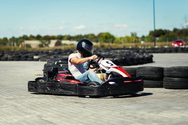 Vinnitsa, Ukrayna-Ağustos 24,2016.Go kart hızı rakip kapalı yarış muhalefet yarışı, Go Kart Racer açık havada mavi gökyüzü ile bilinmeyen pilotlar kart yarış rekabet