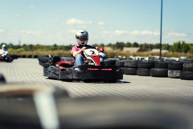 Vinnitsa, Ukrayna-Ağustos 24,2016.Go kart hızı rakip kapalı yarış muhalefet yarışı, Go Kart Racer açık havada mavi gökyüzü ile bilinmeyen pilotlar kart yarış rekabet