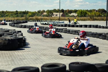Vinnitsa, Ukrayna-Ağustos 24,2016.Go kart hızı rakip kapalı yarış muhalefet yarışı, Go Kart Racer açık havada mavi gökyüzü ile bilinmeyen pilotlar kart yarış rekabet