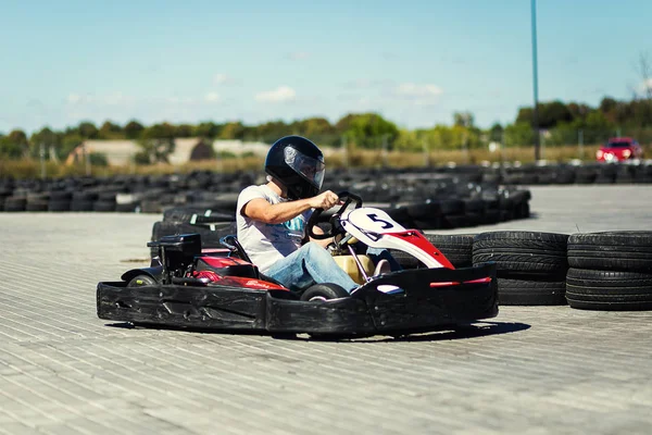 Vinnitsa, Ucrânia-agosto 24,2016.Go kart velocidade rival corrida de oposição indoor, Go Kart Racer ao ar livre com céu azul, Pilotos desconhecidos competindo em corrida de kart — Fotografia de Stock