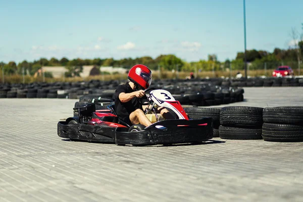 Vinnitsa, Ucrânia-agosto 24,2016.Go kart velocidade rival corrida de oposição indoor, Go Kart Racer ao ar livre com céu azul, Pilotos desconhecidos competindo em corrida de kart — Fotografia de Stock