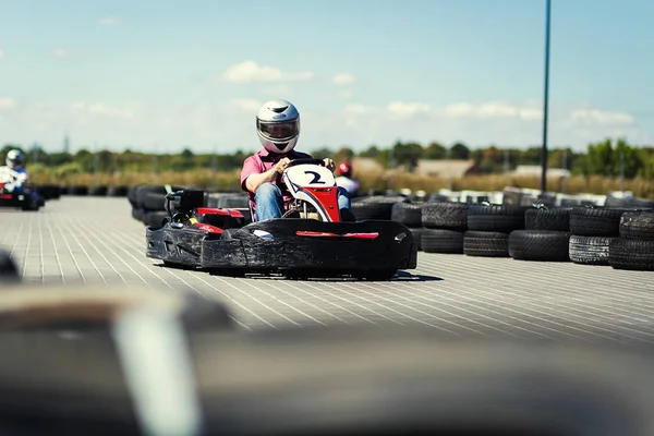 Vinnitsa, Ucrânia-agosto 24,2016.Go kart velocidade rival corrida de oposição indoor, Go Kart Racer ao ar livre com céu azul, Pilotos desconhecidos competindo em corrida de kart — Fotografia de Stock