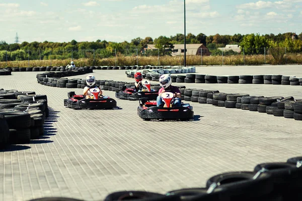 Vinnitsa, Ukraine-24 août 2016.Go kart speed rival indoor race opposition race, Go Kart Racer en plein air avec ciel bleu, pilotes inconnus participant à une course de kart — Photo