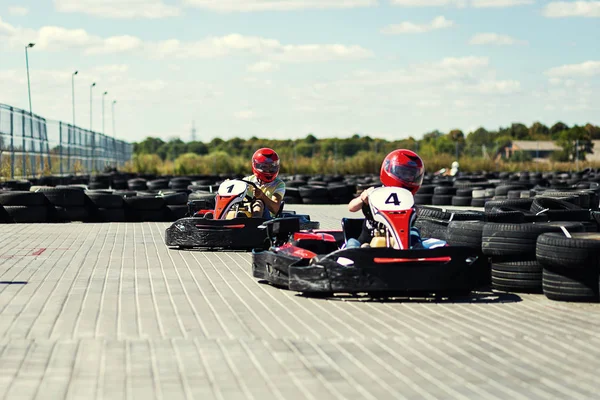 Vinnitsa, Ucrânia-agosto 24,2016.Go kart velocidade rival corrida de oposição indoor, Go Kart Racer ao ar livre com céu azul, Pilotos desconhecidos competindo em corrida de kart — Fotografia de Stock